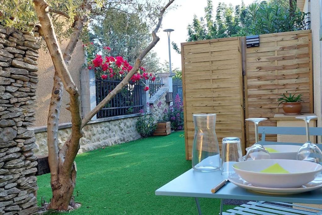 Gite De L'Olivier, Classe, Climatise, Jardin Avec Parking Gratuit Devant Le Logement Et A 5 Minutes Du Centre-Ville A Pied LʼIsle-sur-la-Sorgue Exterior foto