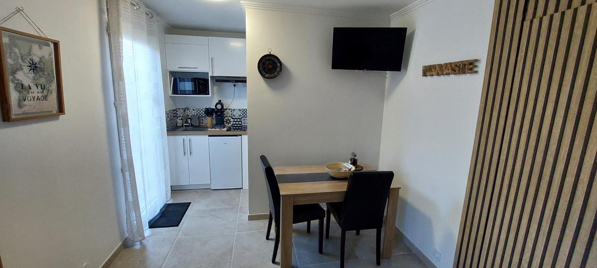 Gite De L'Olivier, Classe, Climatise, Jardin Avec Parking Gratuit Devant Le Logement Et A 5 Minutes Du Centre-Ville A Pied LʼIsle-sur-la-Sorgue Exterior foto